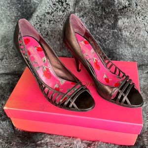 Betsey Johnson metallic Washington bronze size 7 heels